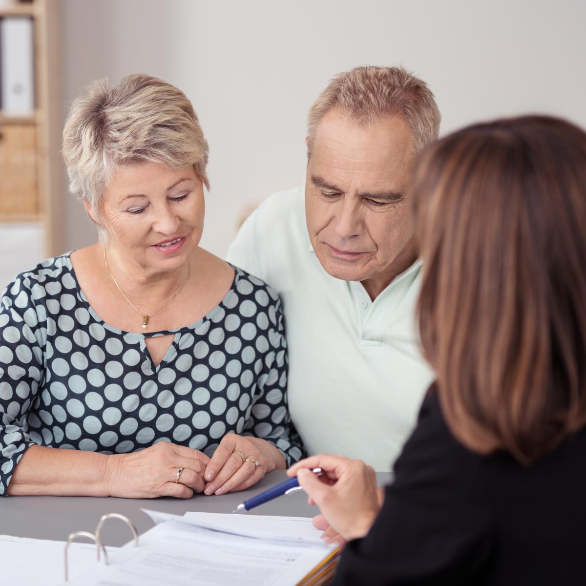 Mitarbeiterin erklärt Formulare zur BEstattung