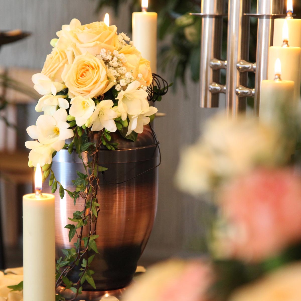 Blumen und Urne auf einer Trauerfeier