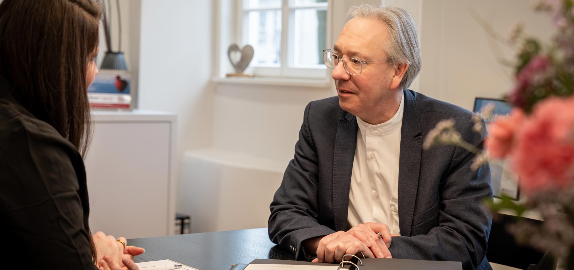 Beratungsgespräch zur Bestattung mit Hartmuth Roth