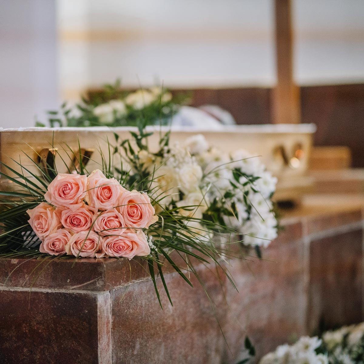 Blumen auf einer Trauerfeier einer Bestattung